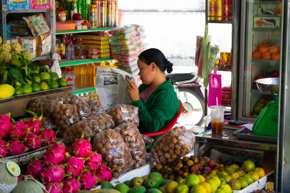 Chủ tiệm đang xếp hàng lên kệ